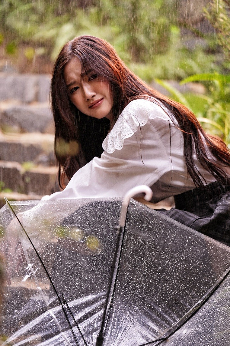 Ca sĩ Gen Z Thoại Nghi 'chạy deadline' MV mới giữa lịch trình lưu diễn quốc tế