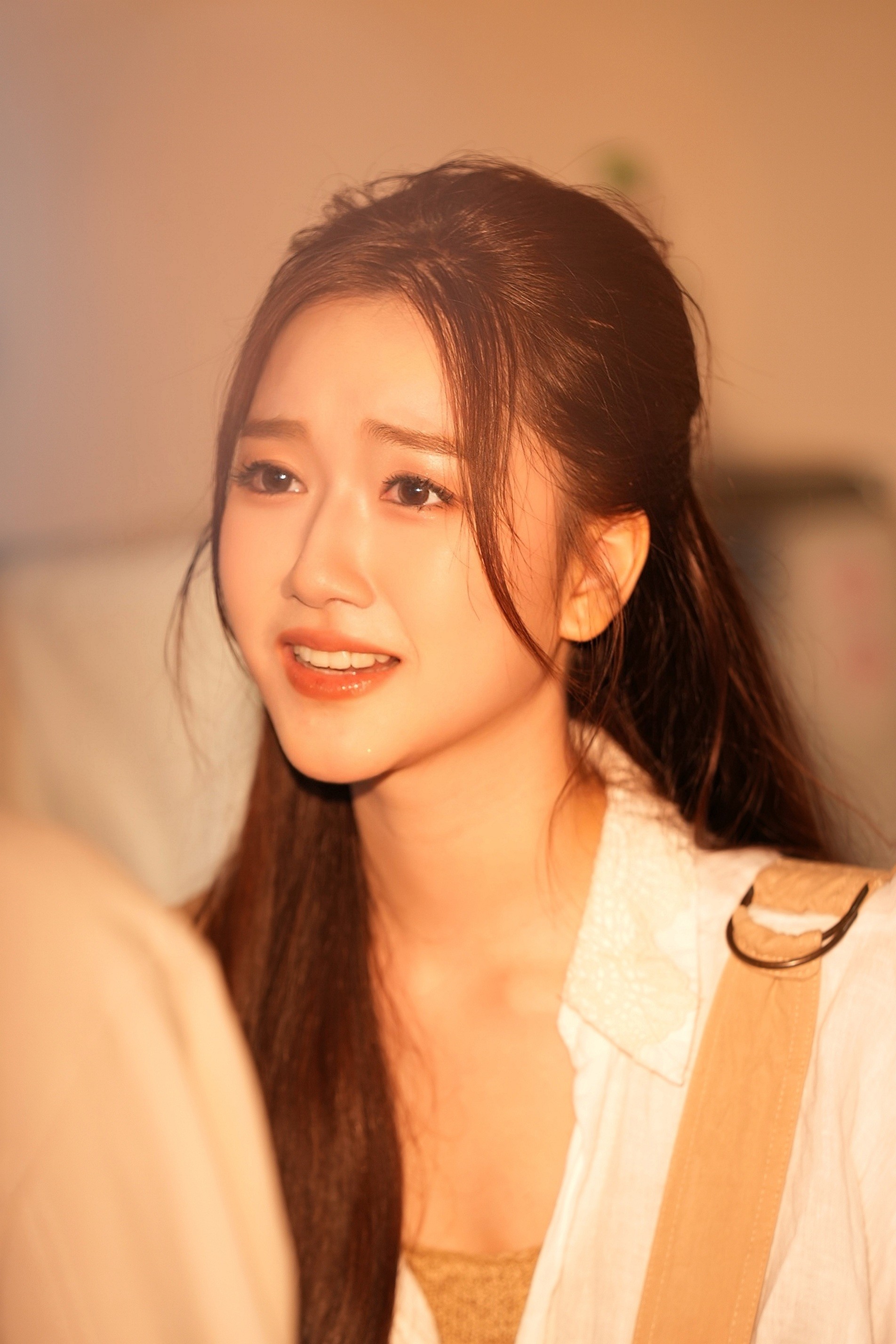 Ca sĩ Gen Z Thoại Nghi 'chạy deadline' MV mới giữa lịch trình lưu diễn quốc tế