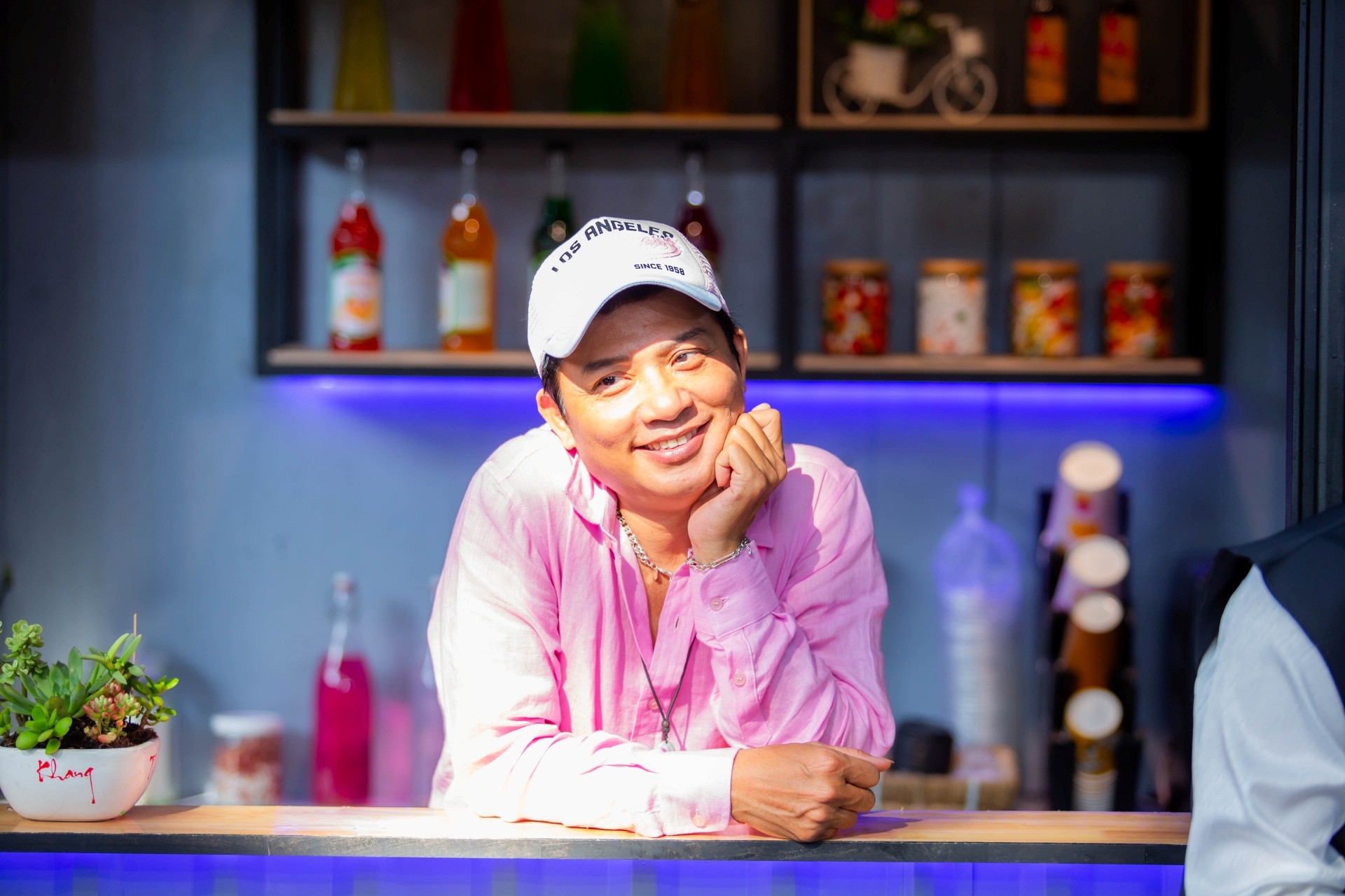 Chuyên gia hóa trang Thế Vinh Lê từng chạnh lòng khi thấy bạn 'đồng môn' Việt Hương, Tiết Cương nổi tiếng