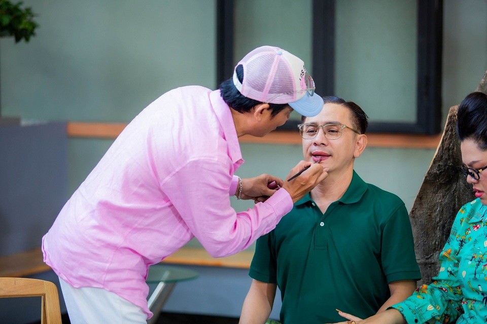 Chuyên gia hóa trang Thế Vinh Lê từng chạnh lòng khi thấy bạn 'đồng môn' Việt Hương, Tiết Cương nổi tiếng