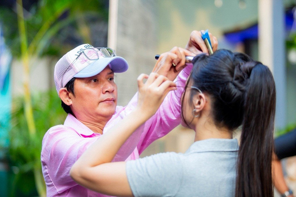 Chuyên gia hóa trang Thế Vinh Lê từng chạnh lòng khi thấy bạn 'đồng môn' Việt Hương, Tiết Cương nổi tiếng