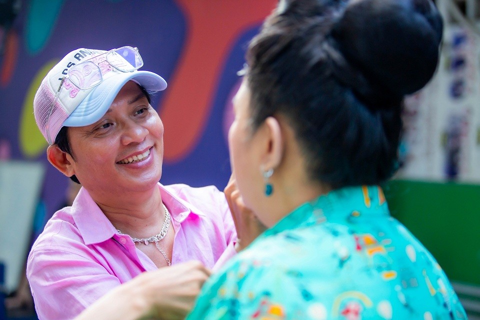 Chuyên gia hóa trang Thế Vinh Lê từng chạnh lòng khi thấy bạn 'đồng môn' Việt Hương, Tiết Cương nổi tiếng