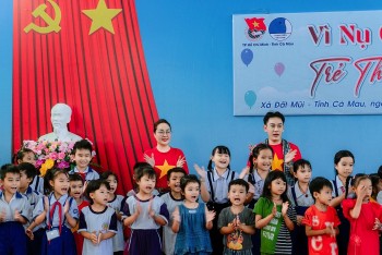 Hoa hậu Hoàng Thanh Nga hăng hái tham gia các hoạt động cộng đồng, tri ân