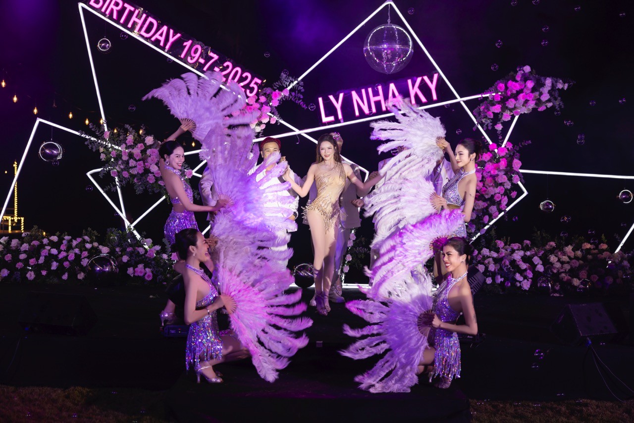 Lý Nhã Kỳ chi tiền tỷ đón tuổi mới: Biến resort 10 hecta thành cung điện, showbiz Việt hội tụ