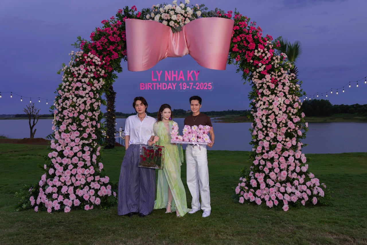 Lý Nhã Kỳ chi tiền tỷ đón tuổi mới: Biến resort 10 hecta thành cung điện, showbiz Việt hội tụ