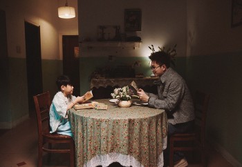 B Ray muốn bù đắp cho mẹ lúc trẻ, kể tuổi thơ mình trong MV 'Còn ai ngoài anh với em'