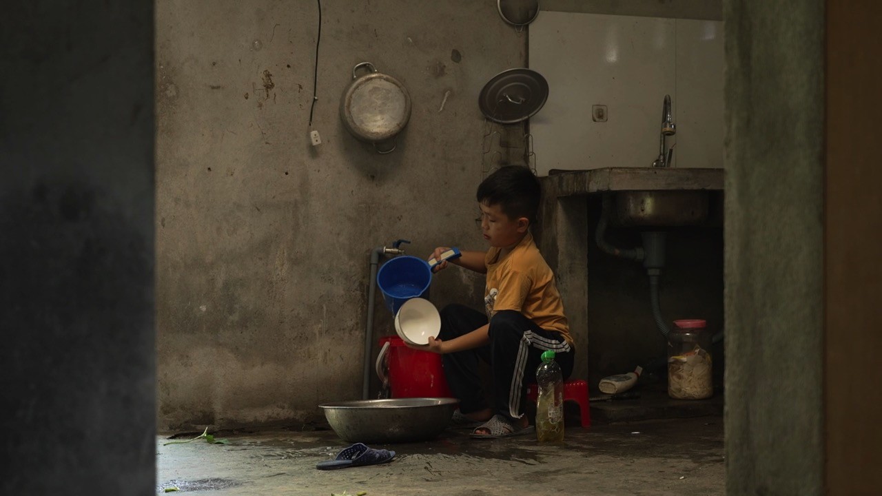 'Mái ấm gia đình Việt': Huỳnh Lập, Tiến Linh cảm phục người phụ nữ bươn chải nuôi chồng bệnh tật và hai con thơ