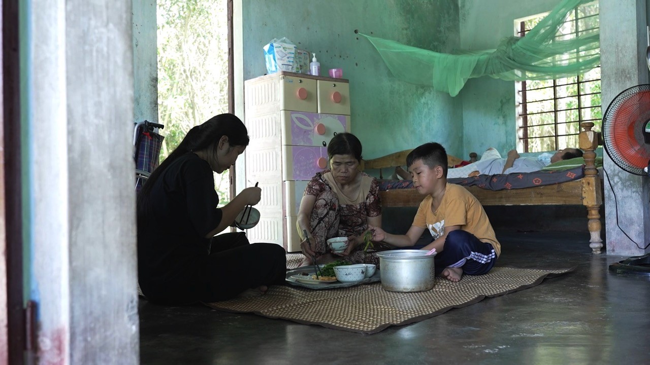 'Mái ấm gia đình Việt': Huỳnh Lập, Tiến Linh cảm phục người phụ nữ bươn chải nuôi chồng bệnh tật và hai con thơ