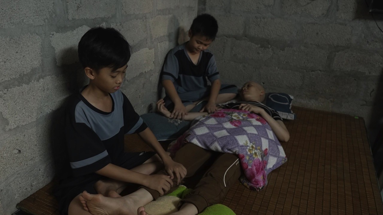 'Mái ấm gia đình Việt': Huỳnh Lập, Tiến Linh cảm phục người phụ nữ bươn chải nuôi chồng bệnh tật và hai con thơ