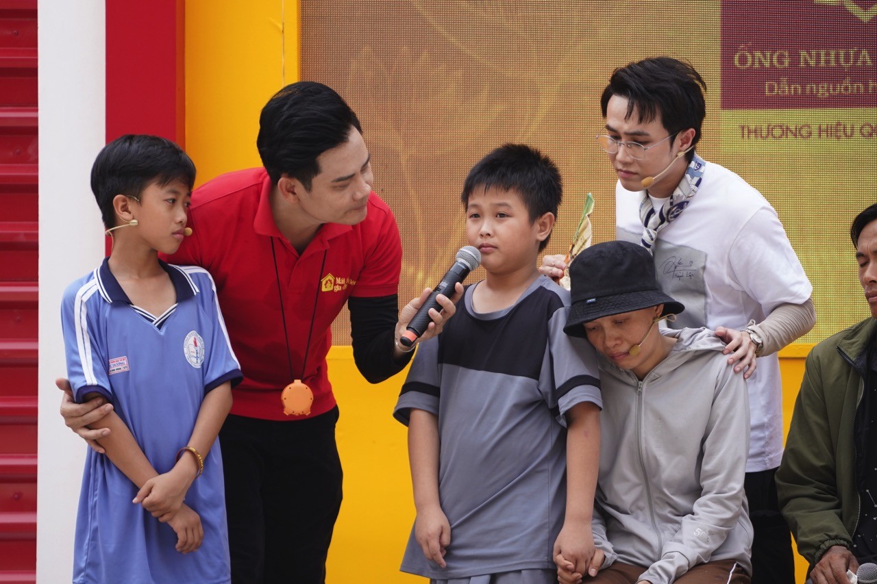 'Mái ấm gia đình Việt': Huỳnh Lập, Tiến Linh cảm phục người phụ nữ bươn chải nuôi chồng bệnh tật và hai con thơ