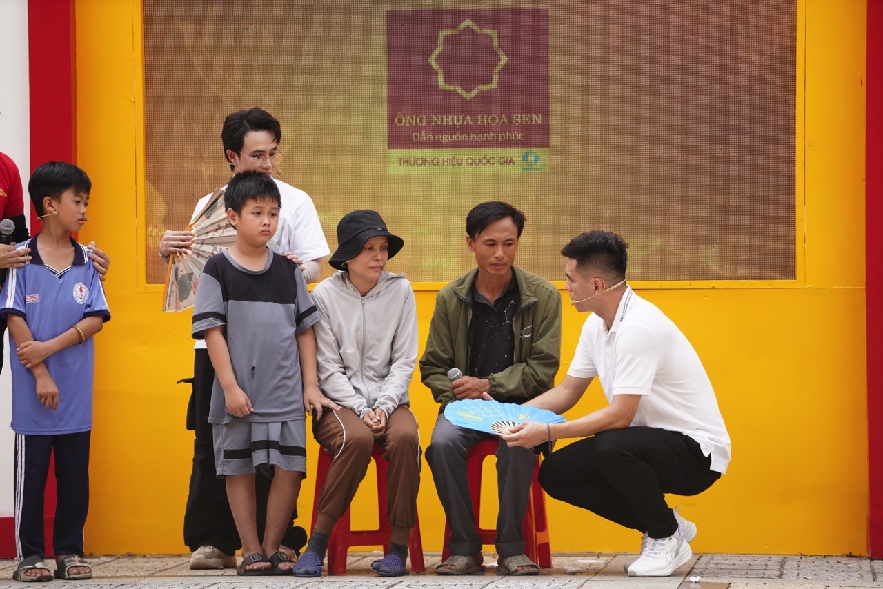 'Mái ấm gia đình Việt': Huỳnh Lập, Tiến Linh cảm phục người phụ nữ bươn chải nuôi chồng bệnh tật và hai con thơ