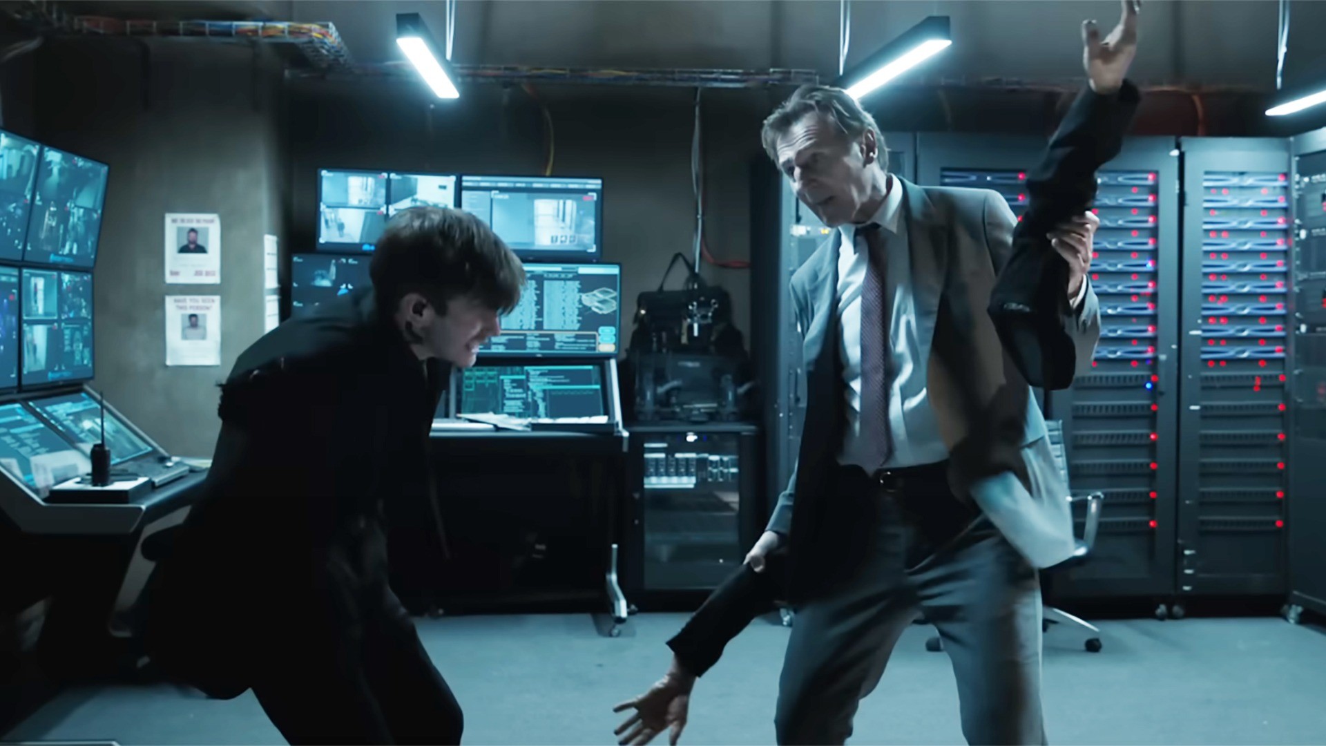 Vì sao 'Họng súng vô hình' là cú nổ bất ngờ của dòng phim hài hành động 2025?