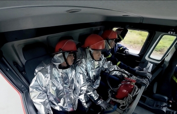 'Chiến sĩ quả cảm' tập 2: Dàn cast sợ 'xanh mặt' trong tình huống diễn tập thực chiến giải cứu người bị mắc kẹt trong vụ cháy xe buýt