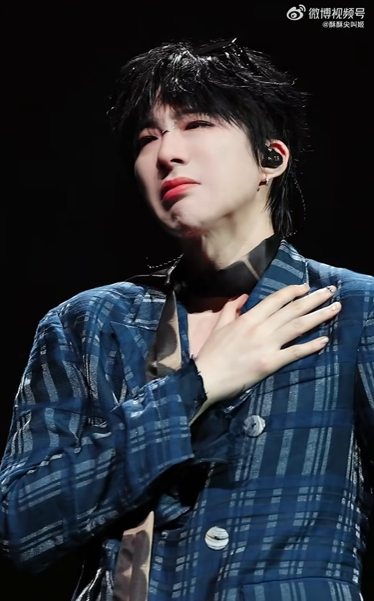 Lưu Vũ Ninh 'vỡ òa' cảm xúc, bật khóc tại đêm nhạc