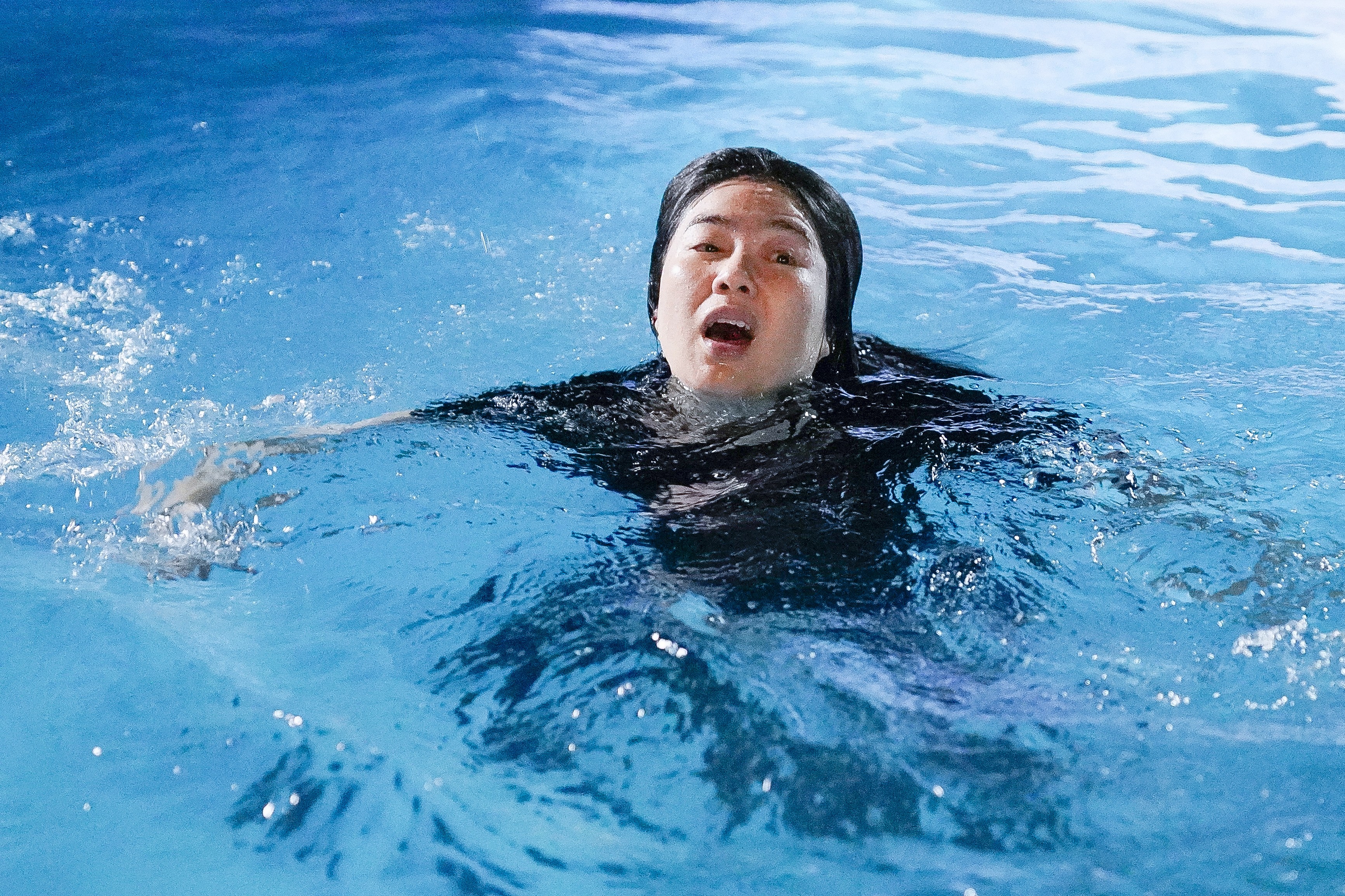 Đạo diễn Vũ Thành Vinh mất ngủ vì cảnh quay dưới nước cực nguy hiểm trong phim 'Chị ngã em nâng'