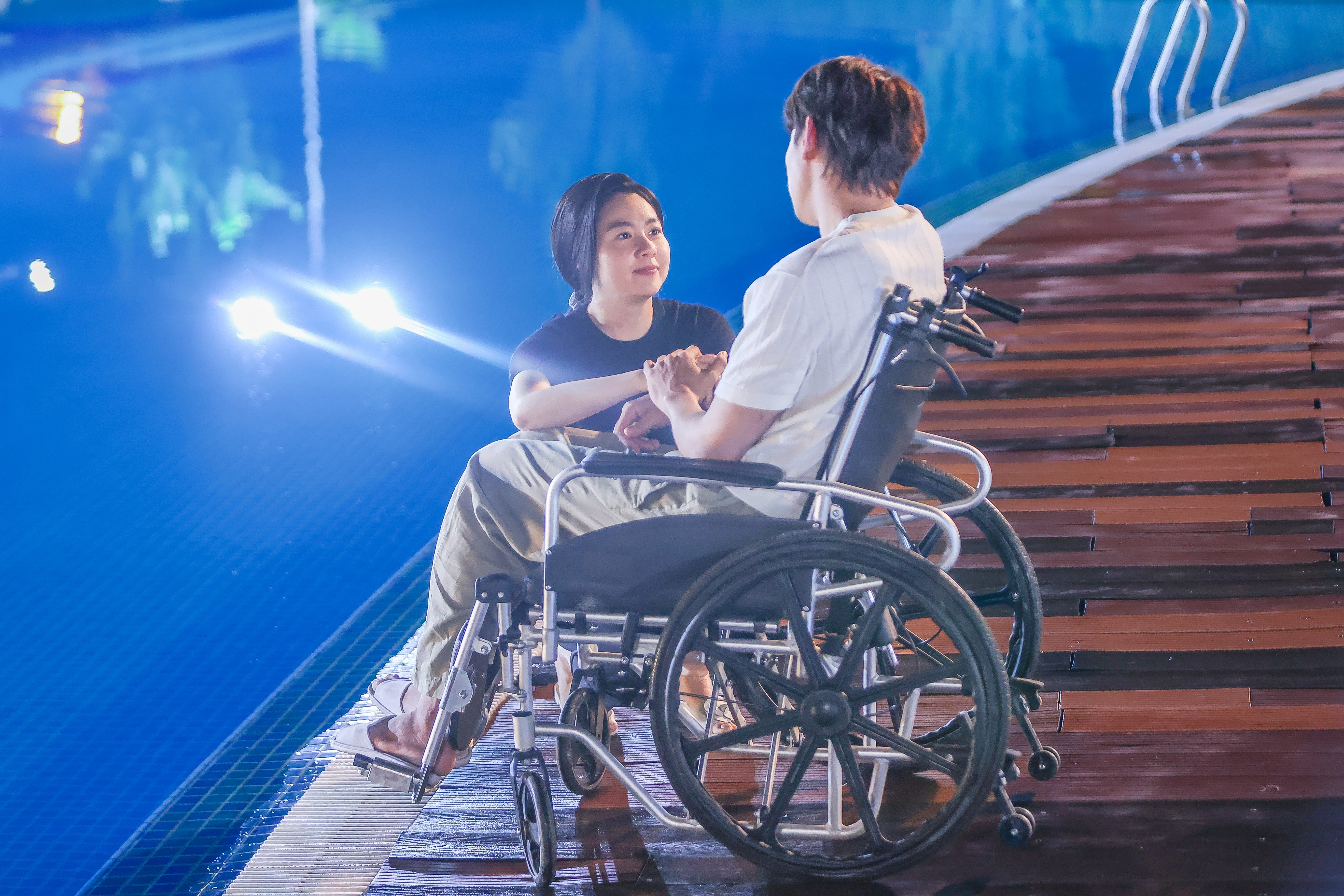 Đạo diễn Vũ Thành Vinh mất ngủ vì cảnh quay dưới nước cực nguy hiểm trong phim 'Chị ngã em nâng'