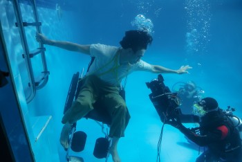 Đạo diễn Vũ Thành Vinh mất ngủ vì cảnh quay dưới nước cực nguy hiểm trong phim 'Chị ngã em nâng'