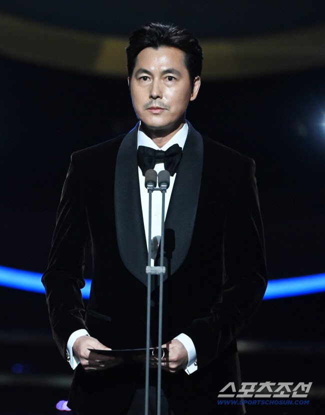 Một năm sau scandal con riêng, Jung Woo Sung kết hôn với bạn gái ngoài ngành