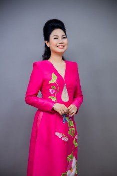 Ca sĩ Thùy Trang từng khóc nức nở vì xấu hổ khi được khán giả tặng hoa và tiền