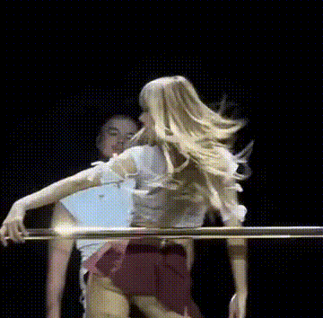 Lisa (BlackPink) náo loạn sân khấu với trang phục siêu hở