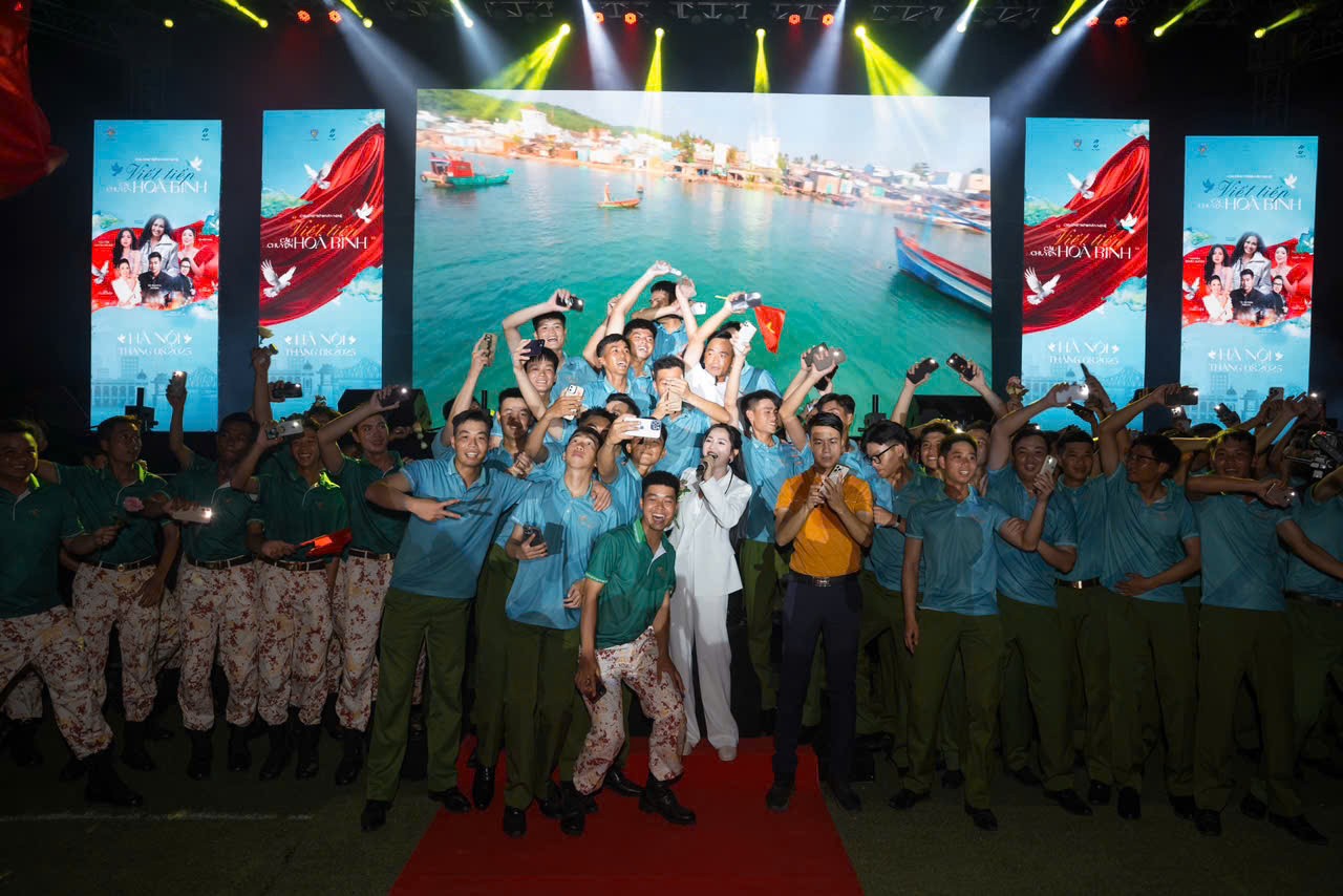 Chương trình 'Viết tiếp câu chuyện hòa bình' phục vụ cán bộ, chiến sĩ tham gia Lễ kỷ niệm 80 năm Cách mạng tháng Tám và Quốc khánh 2/9