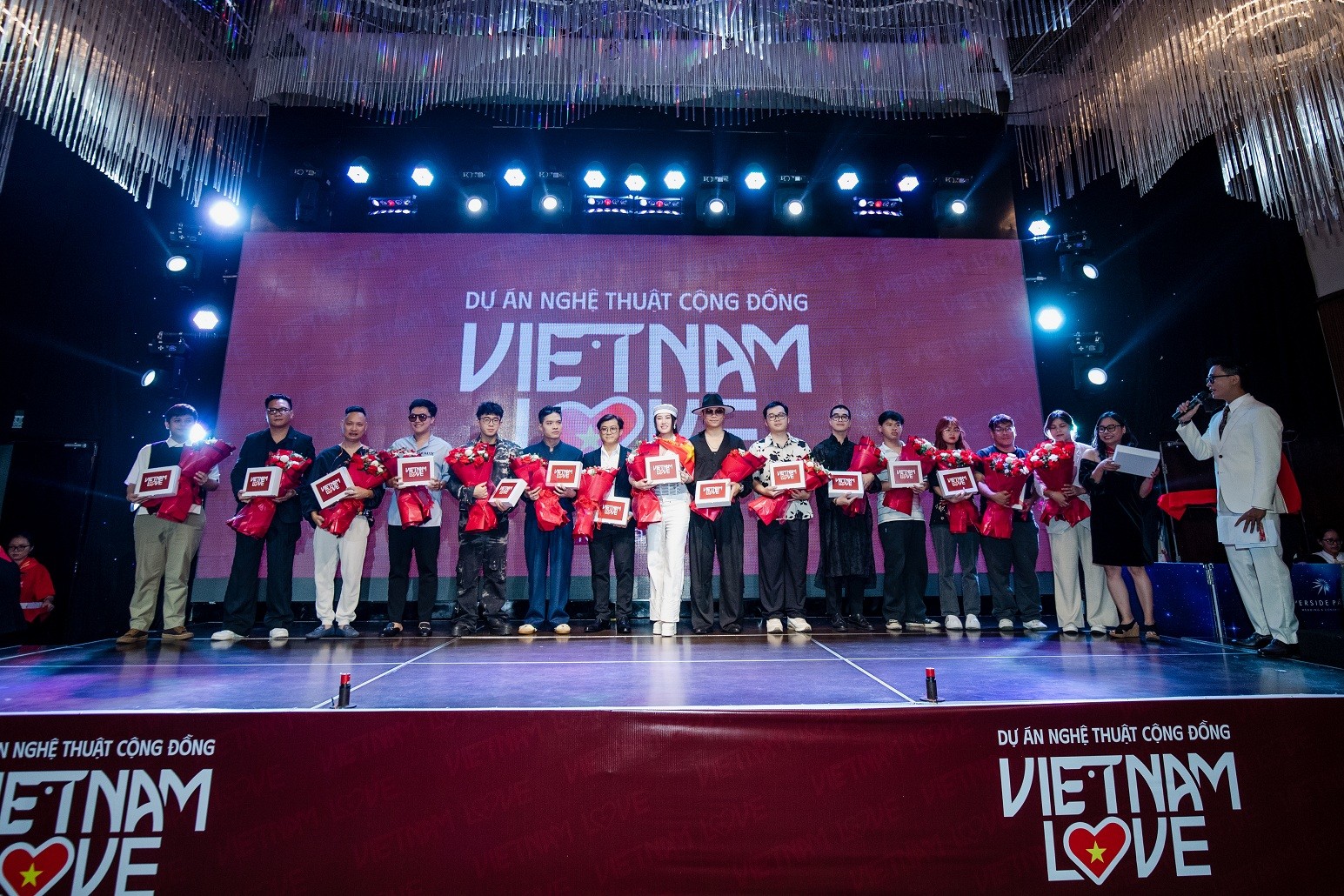 Hàng trăm người nổi tiếng dự buổi công bố dự án 'Vietnam Love'