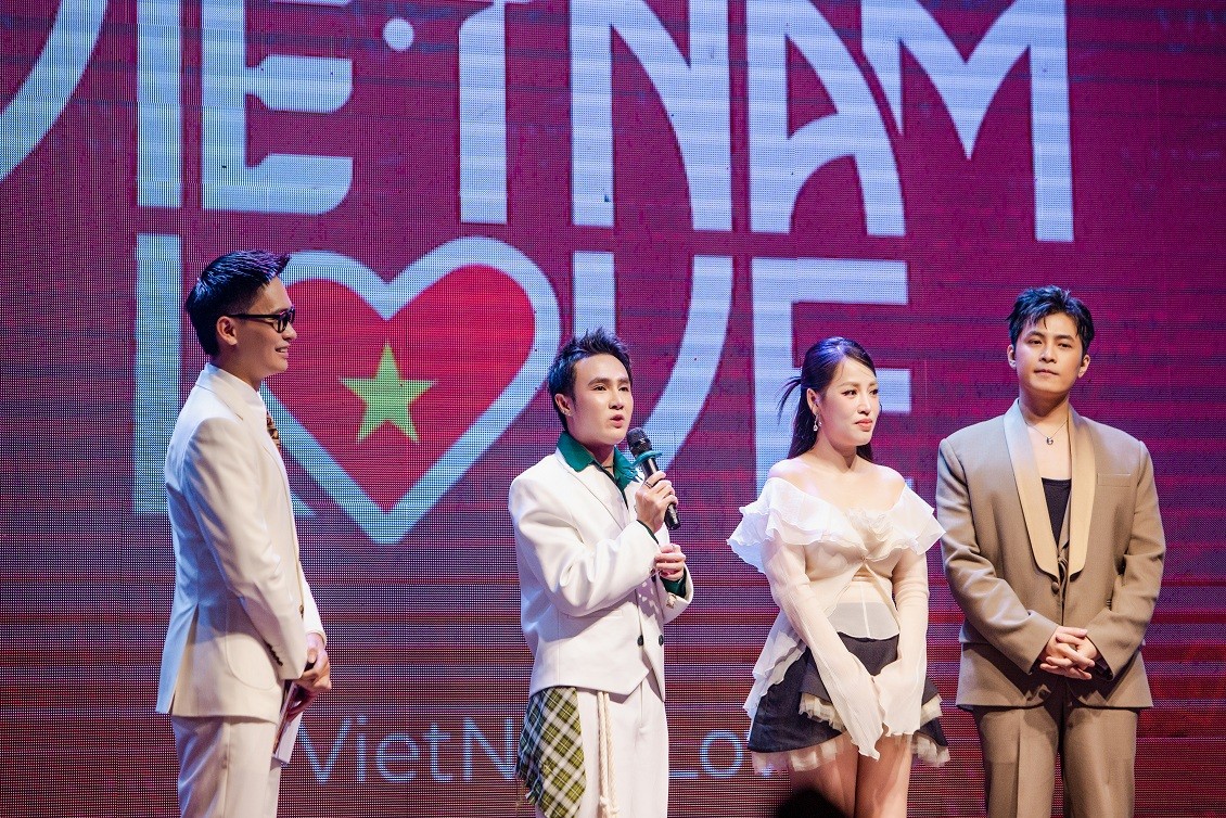 Hàng trăm người nổi tiếng dự buổi công bố dự án 'Vietnam Love'