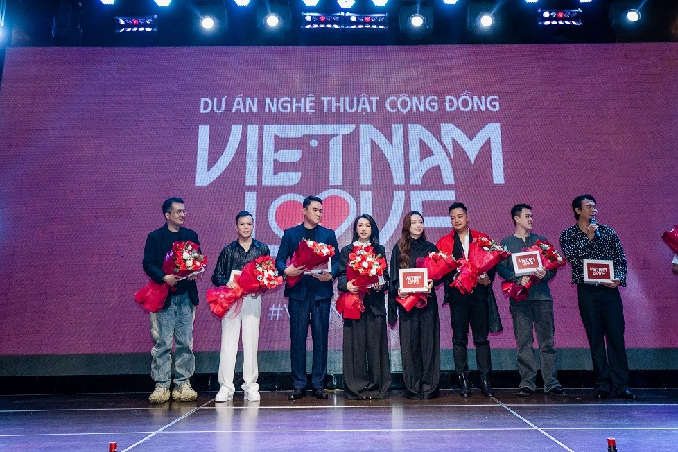 Hàng trăm người nổi tiếng dự buổi công bố dự án 'Vietnam Love'