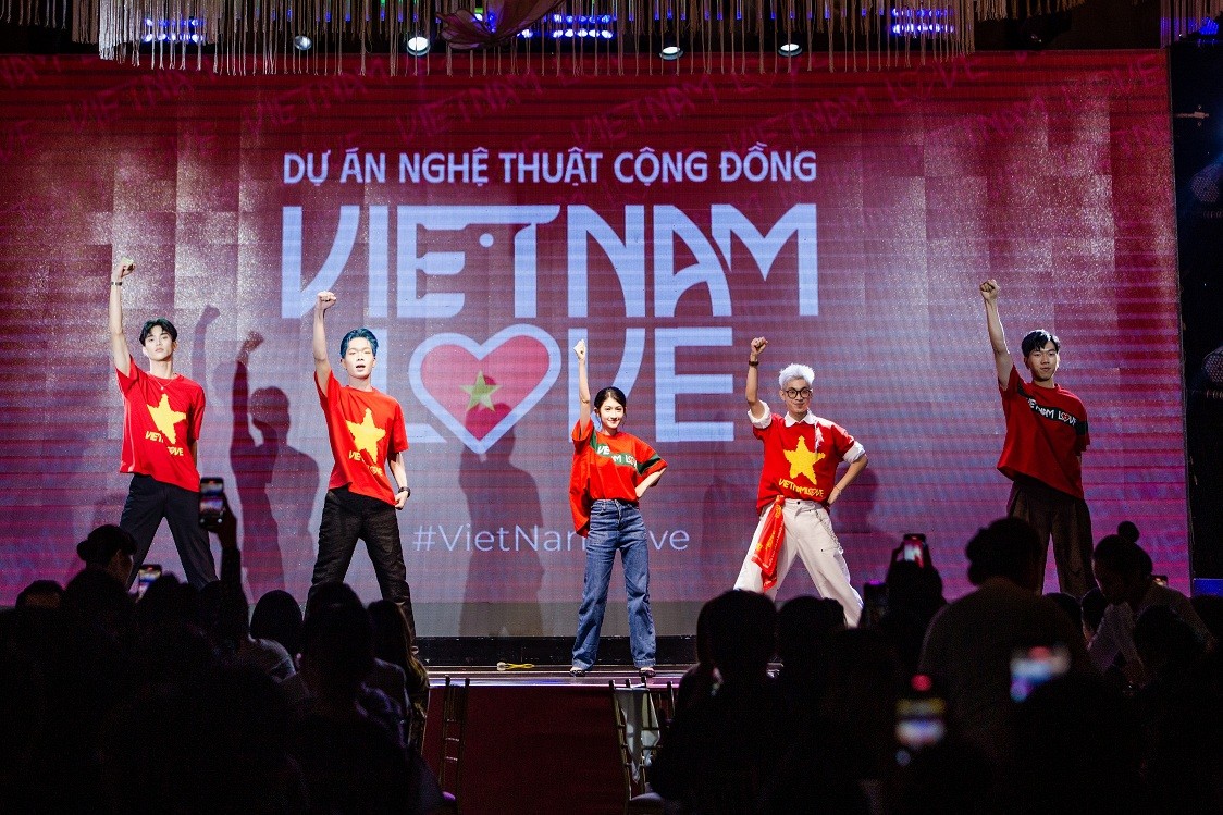 Hàng trăm người nổi tiếng dự buổi công bố dự án 'Vietnam Love'