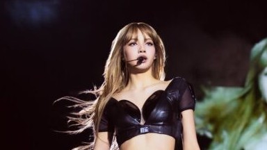 Lisa (BlackPink) diện đồ bó bốc lửa, người hâm mộ phản ứng ra sao?