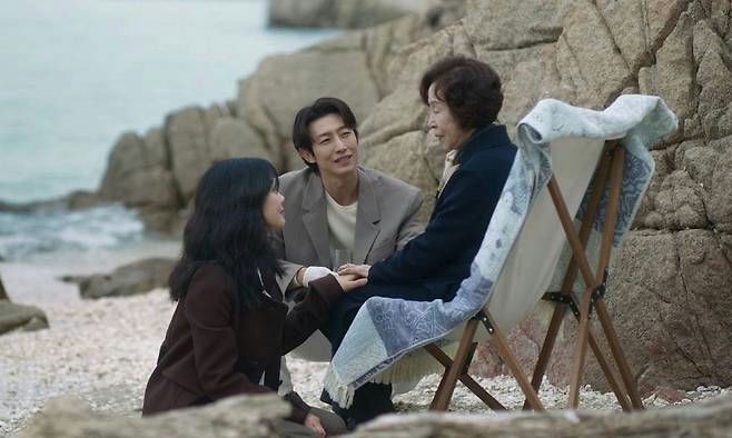 'Mary Kills People' thống trị BXH, trở thành phim Hàn 'phải xem' trong tháng 8