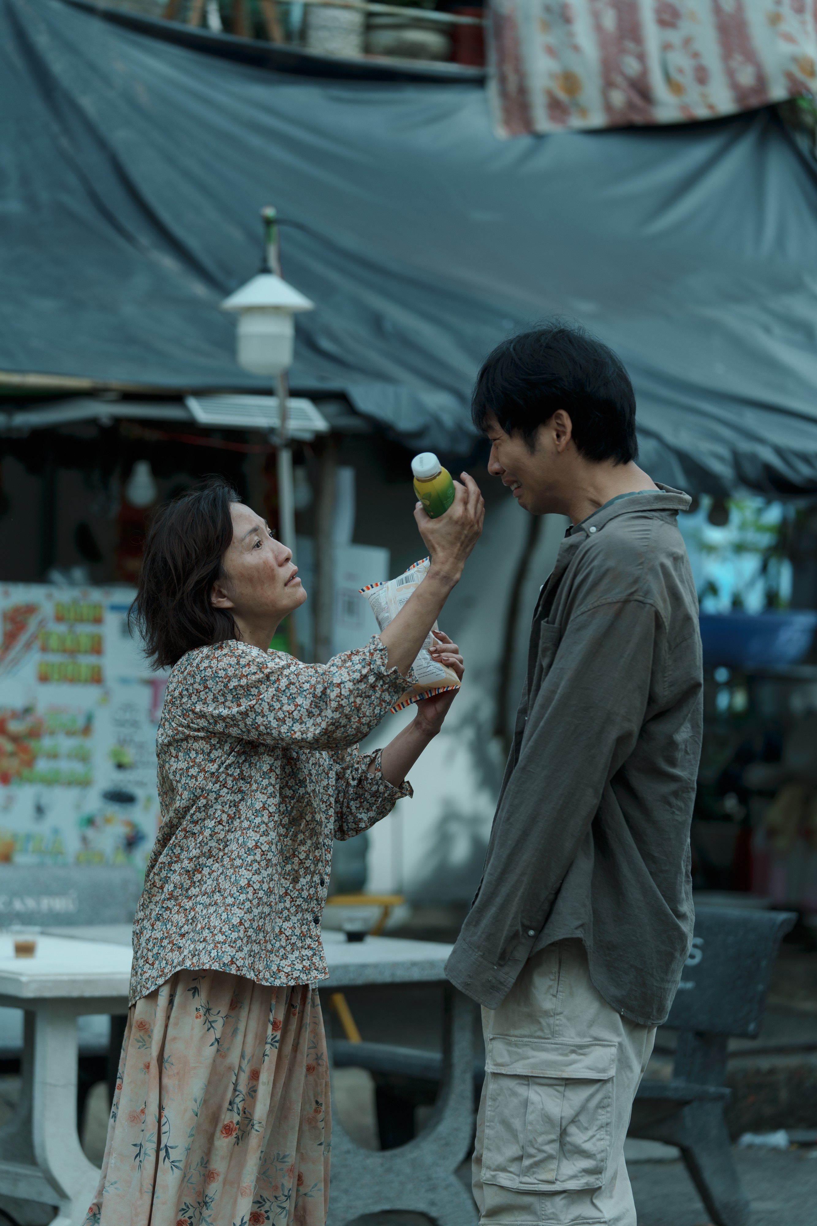 Văn Mai Hương hát lên nỗi lòng người mẹ trong phim 'Mang mẹ đi bỏ'