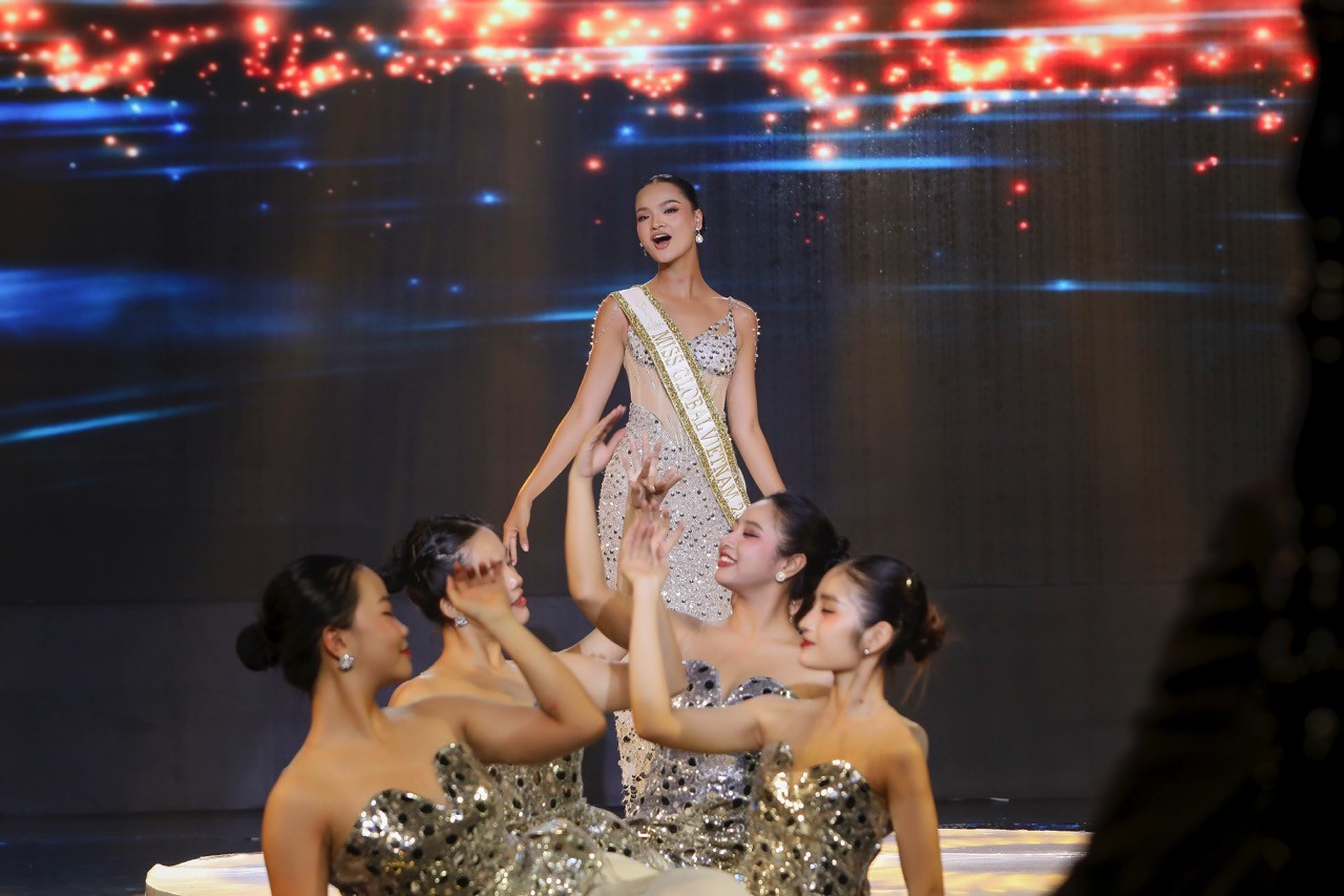 Giám khảo Vũ Thành Vinh xúc động với câu chuyện của La Chí Hùng mang đến sân khấu 'Tình Bolero 2025'