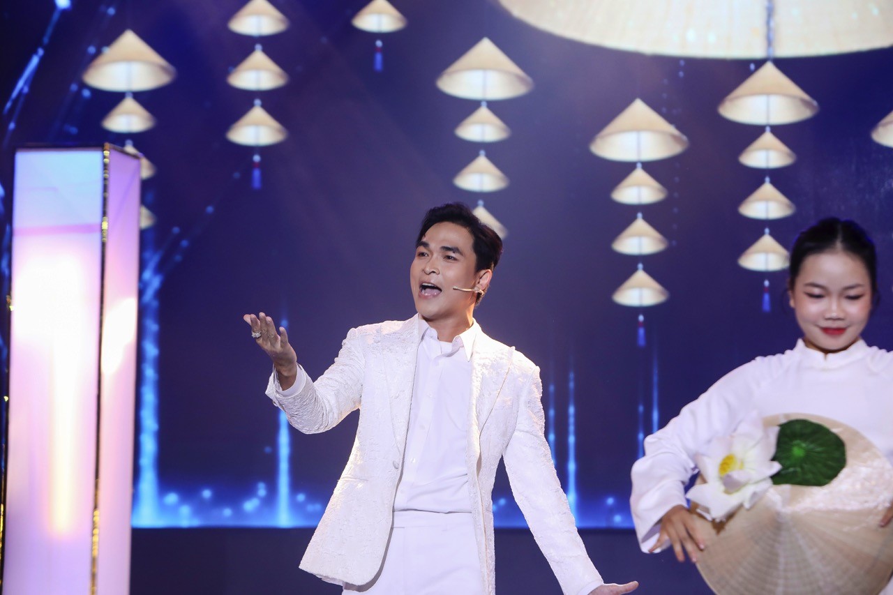 Giám khảo Vũ Thành Vinh xúc động với câu chuyện của La Chí Hùng mang đến sân khấu 'Tình Bolero 2025'