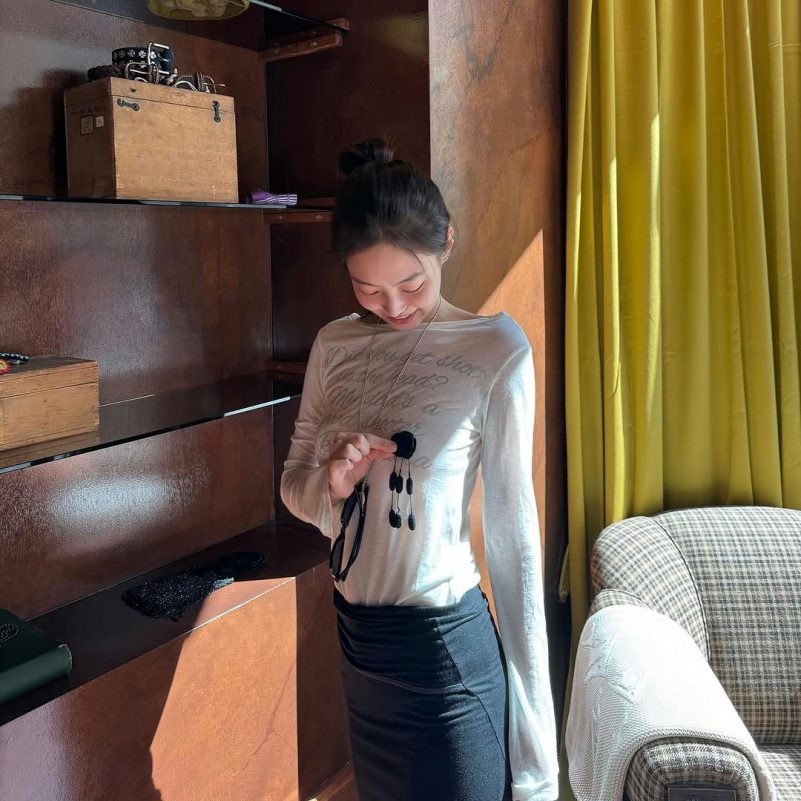 Được Jennie (BlackPink) diện, chiếc áo này nhanh chóng cháy hàng