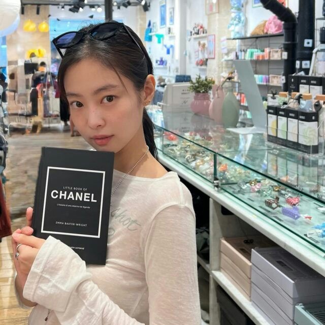 Được Jennie (BlackPink) diện, chiếc áo này nhanh chóng cháy hàng