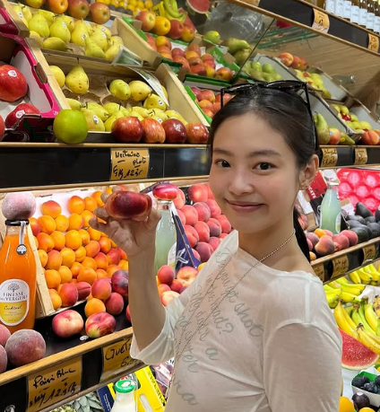 Được Jennie (BlackPink) diện, chiếc áo này nhanh chóng cháy hàng