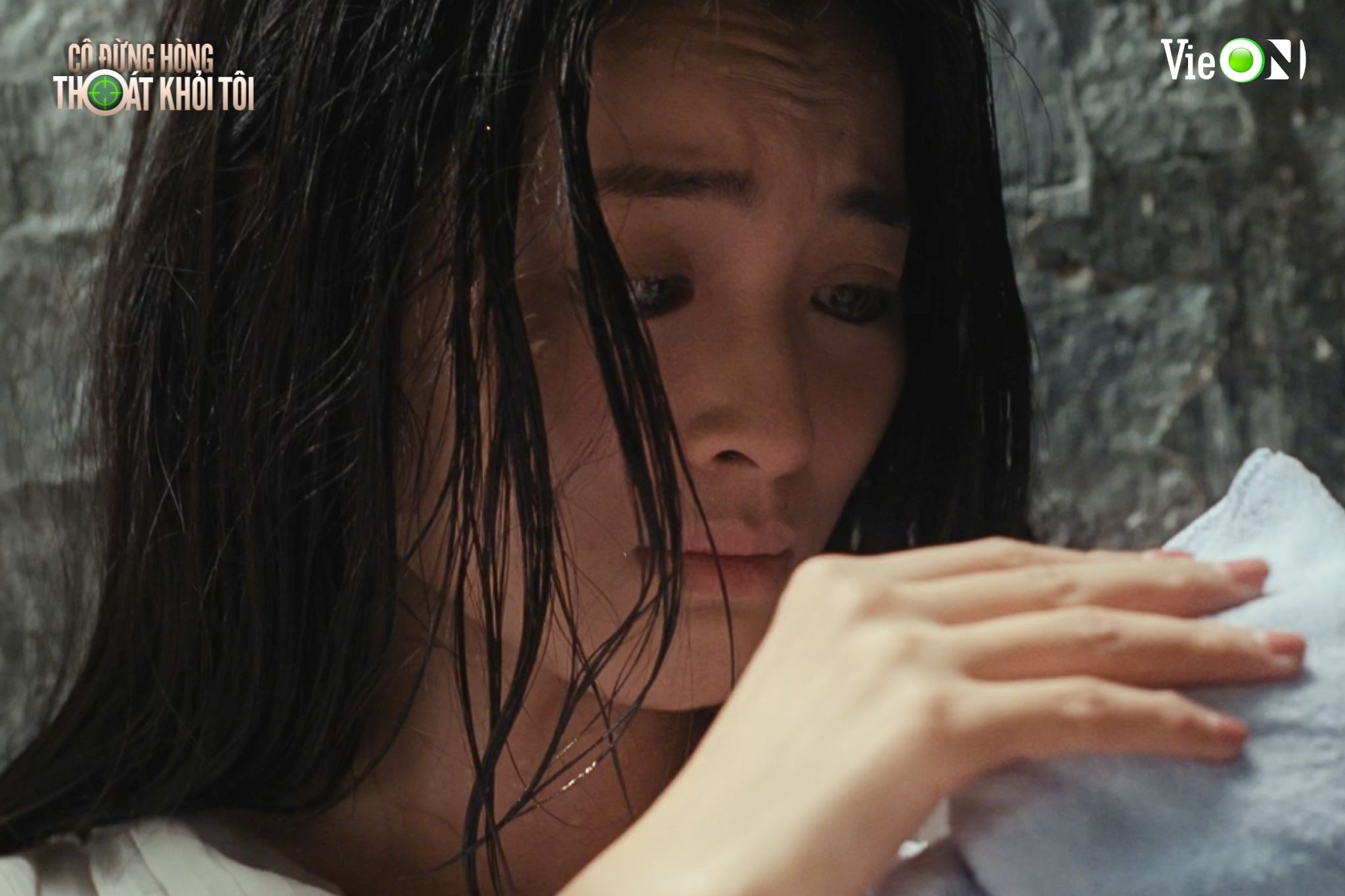 'Cô đừng hòng thoát khỏi tôi': Quay cảnh bị bạo hành suốt 4 ngày, Lan Thy sang chấn đến mức bỏ ăn bỏ uống