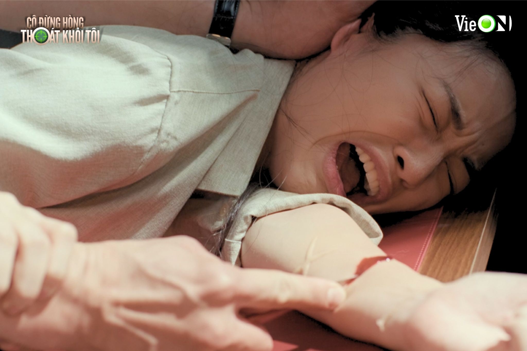 'Cô đừng hòng thoát khỏi tôi': Quay cảnh bị bạo hành suốt 4 ngày, Lan Thy sang chấn đến mức bỏ ăn bỏ uống