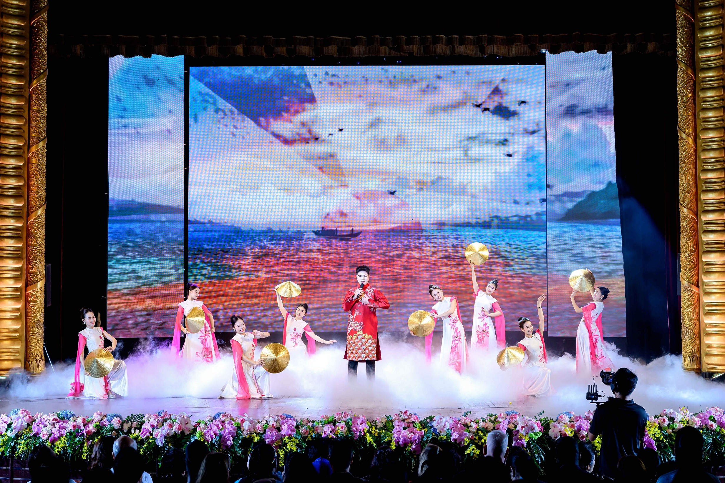 Ca sĩ Hoàng Thuận diện áo dài khi biểu diễn tại sự kiện của Hiệp hội Văn hóa Áo dài Việt Nam