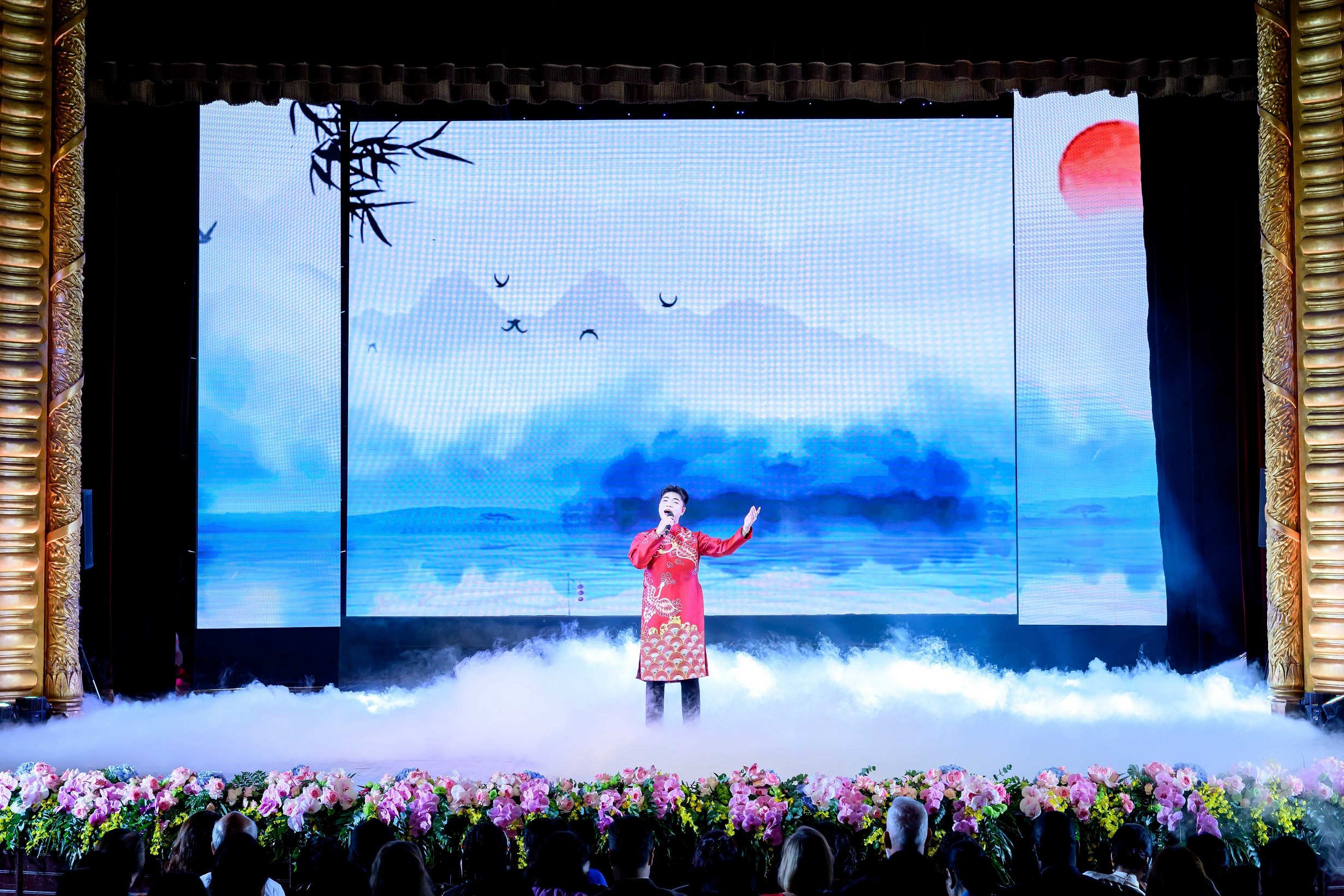 Ca sĩ Hoàng Thuận diện áo dài khi biểu diễn tại sự kiện của Hiệp hội Văn hóa Áo dài Việt Nam