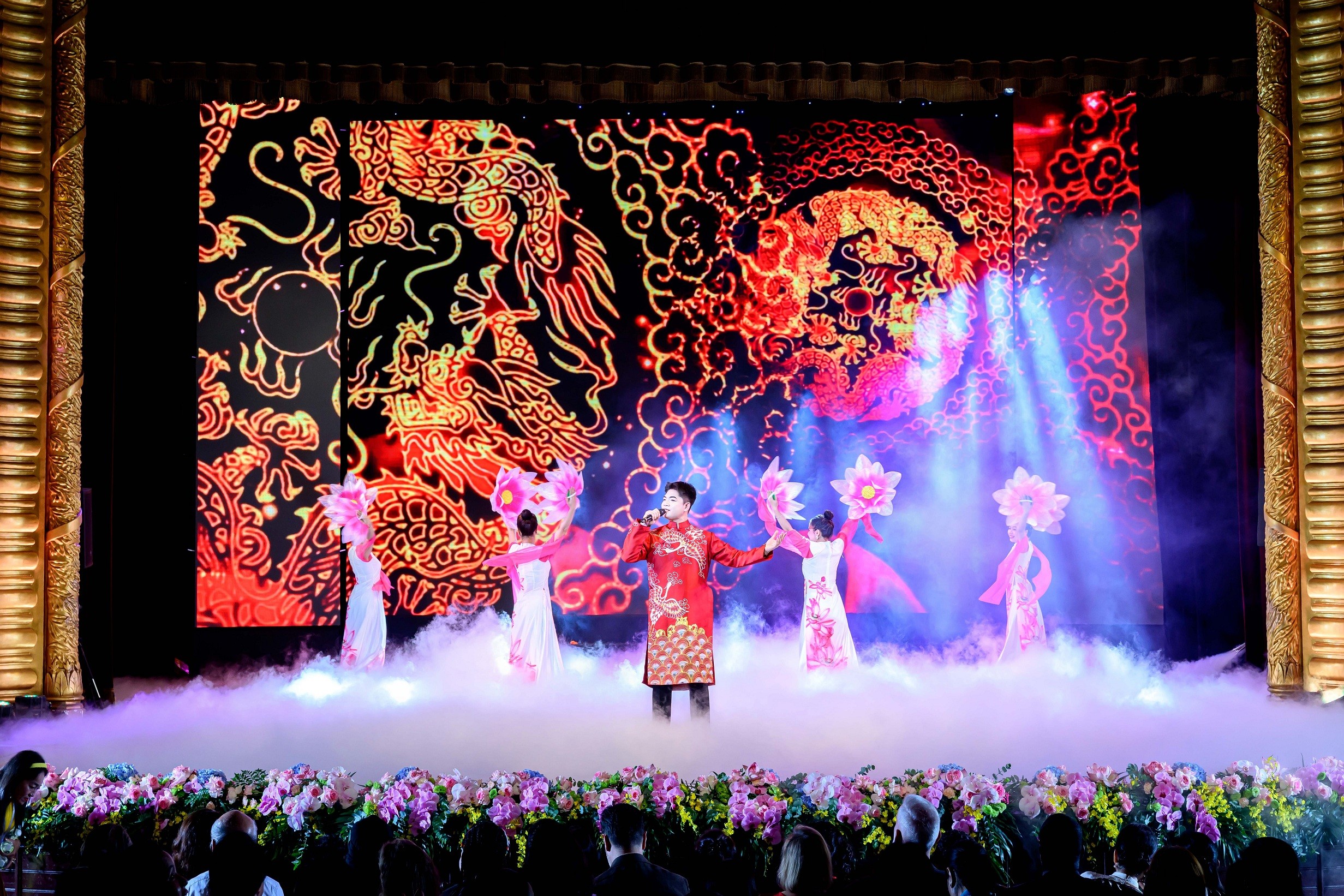 Ca sĩ Hoàng Thuận diện áo dài khi biểu diễn tại sự kiện của Hiệp hội Văn hóa Áo dài Việt Nam