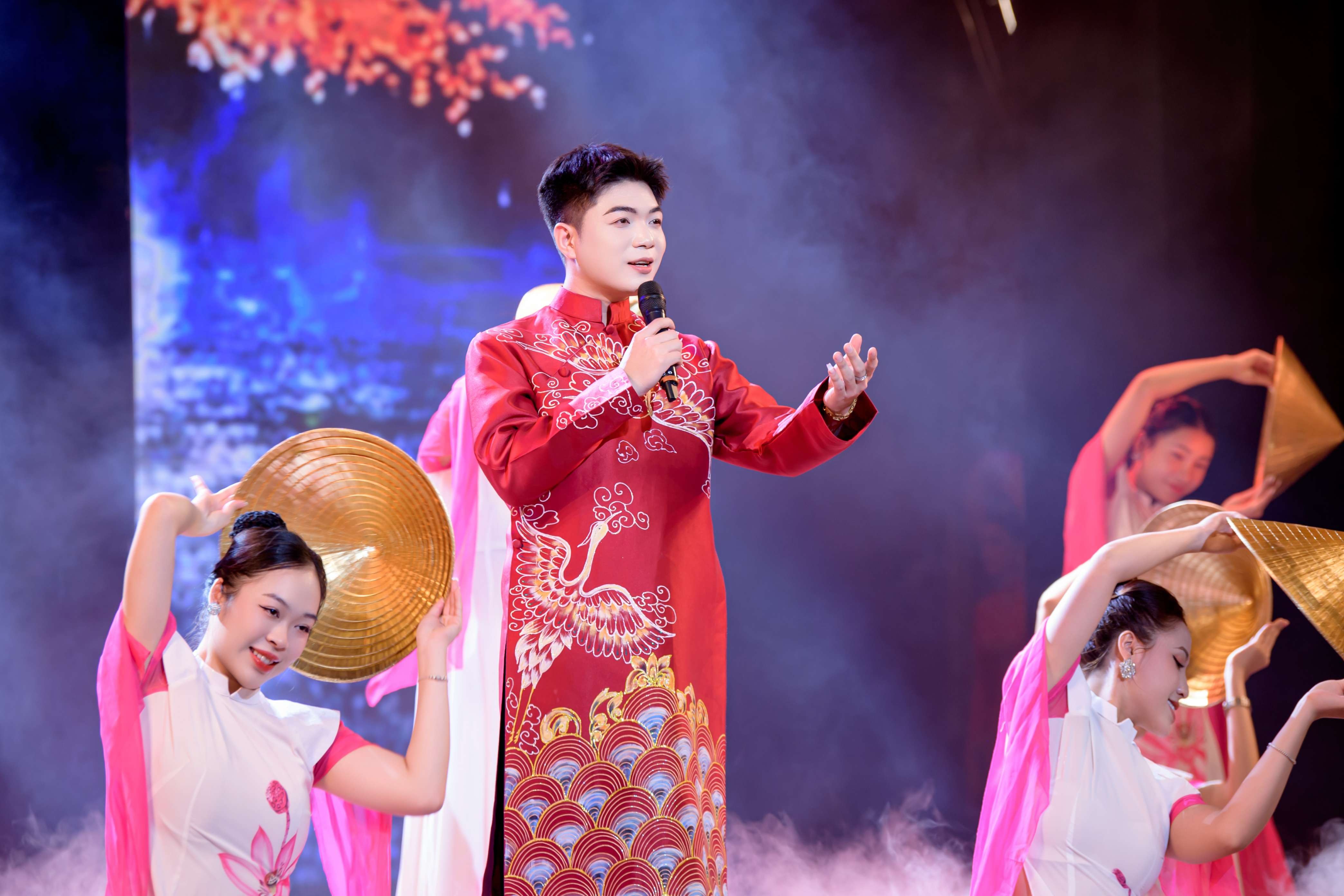 Ca sĩ Hoàng Thuận diện áo dài khi biểu diễn tại sự kiện của Hiệp hội Văn hóa Áo dài Việt Nam