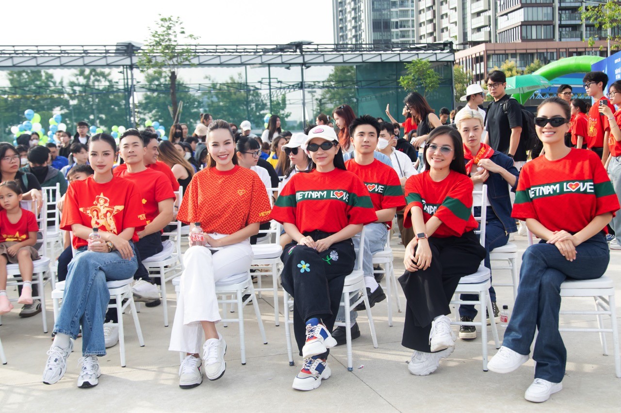 Hồ Ngọc Hà và dàn Hoa hậu, nghệ sĩ đón ngày mới dự lễ trồng cây 'Thành phố nở hoa'