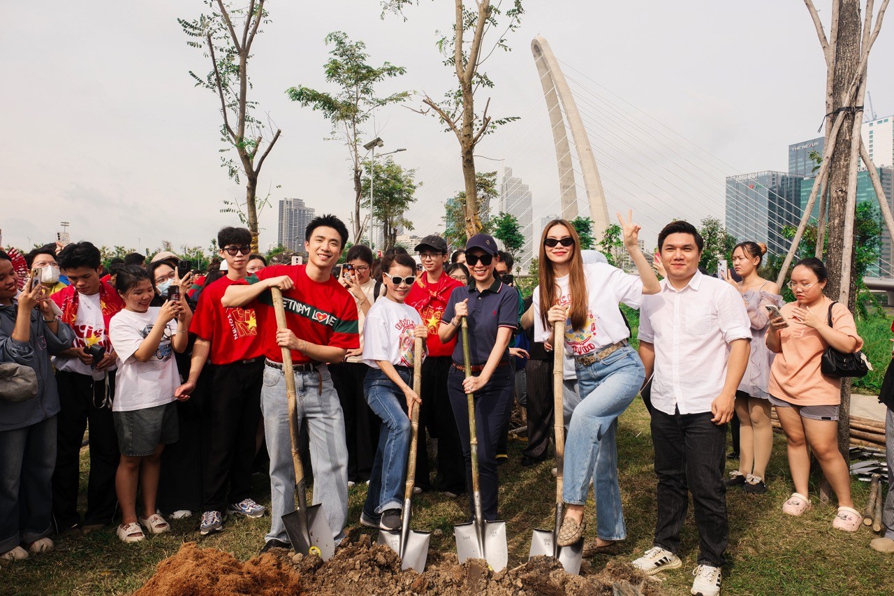 Hồ Ngọc Hà và dàn Hoa hậu, nghệ sĩ đón ngày mới dự lễ trồng cây 'Thành phố nở hoa'