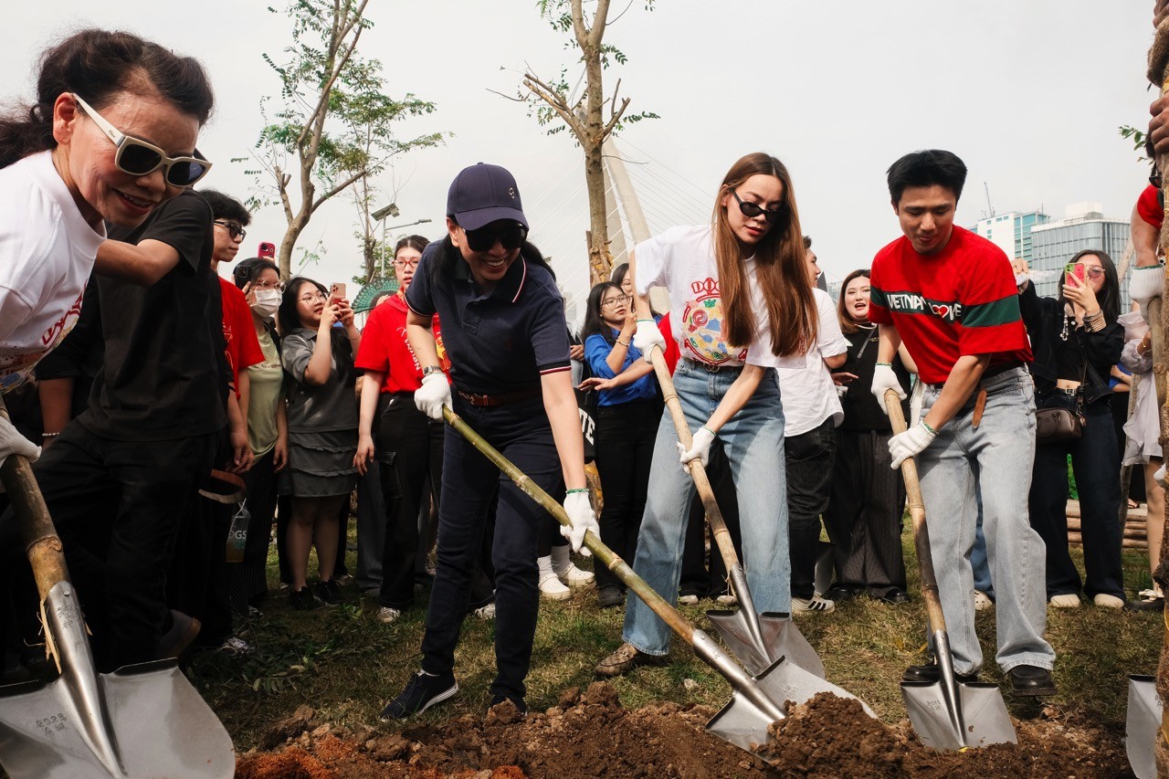 Hồ Ngọc Hà và dàn Hoa hậu, nghệ sĩ đón ngày mới dự lễ trồng cây 'Thành phố nở hoa'