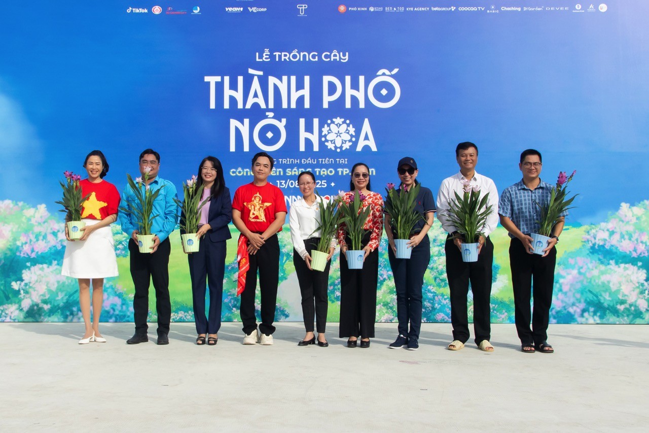 Hồ Ngọc Hà và dàn Hoa hậu, nghệ sĩ đón ngày mới dự lễ trồng cây 'Thành phố nở hoa'