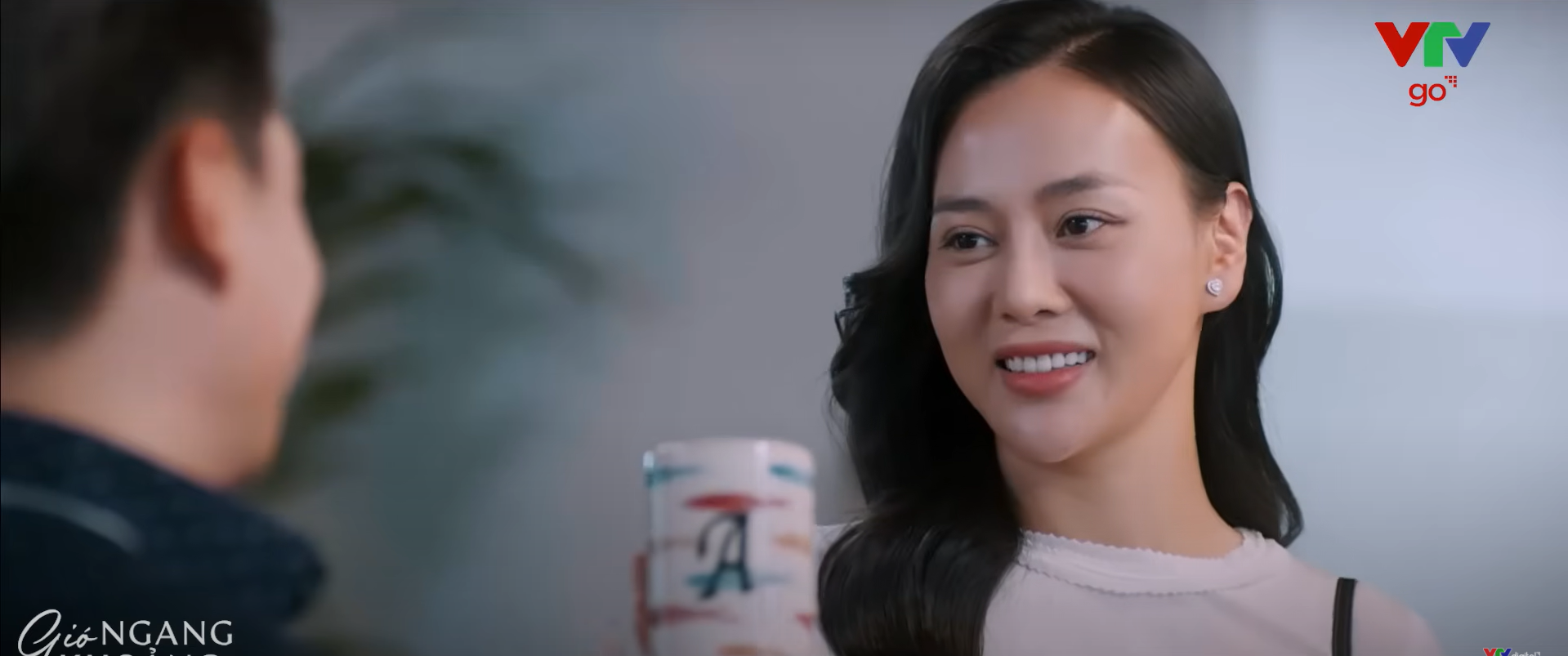 Cách 'dằn mặt trà xanh' của Phương Oanh trong 'Gió ngang khoảng trời xanh' gây sốt