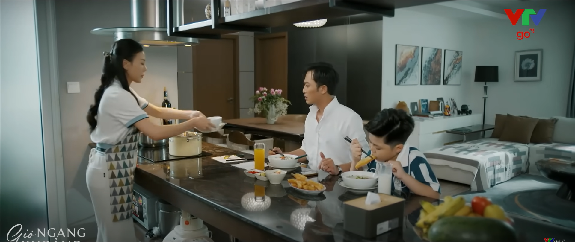 Cách 'dằn mặt trà xanh' của Phương Oanh trong 'Gió ngang khoảng trời xanh' gây sốt