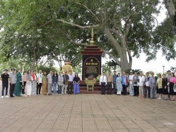 Dâng hương tưởng niệm các chiến sĩ Nam tiến hy sinh và đồng bào làng Lạc Giao tử nạn năm 1945